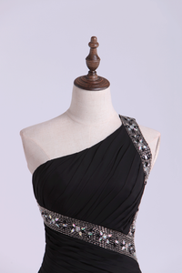 2022 Black Homecoming Dresses Sheath Short/Mini One Shoulder With Ruffle And Beading
