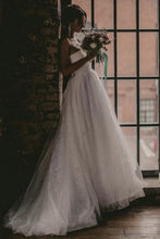 Load image into Gallery viewer, Simple Strapless Tulle Lace Wedding Dress Beach Bridal Gown With Slit