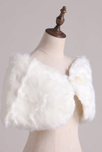 Load image into Gallery viewer, Wedding / Party/Evening Faux Fur Shawls Sleeveless Wedding Wraps